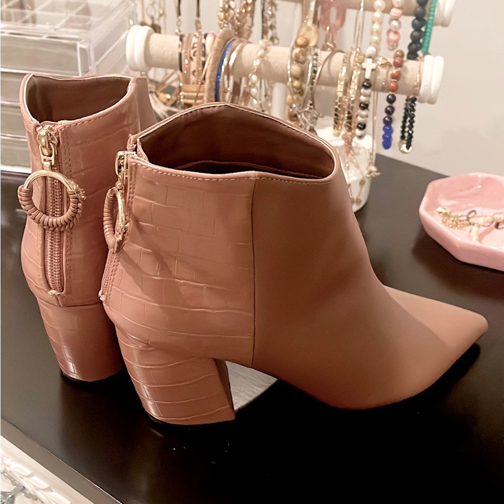 Pointy toe boots